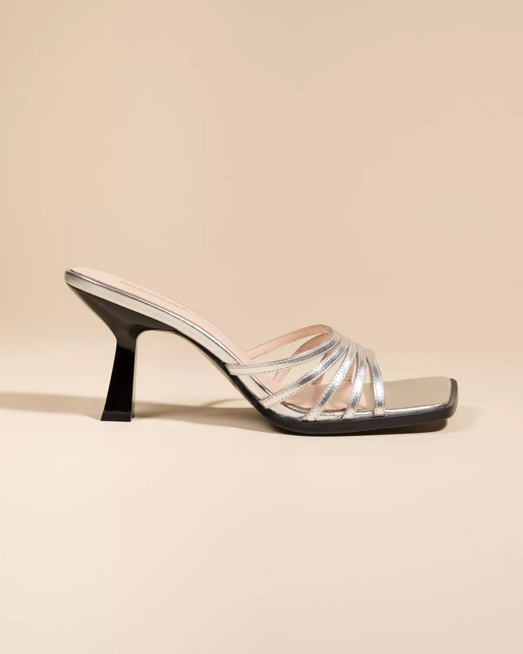 Mule multibrides à talon haut et bout carré en cuir argenté Isamu Silver