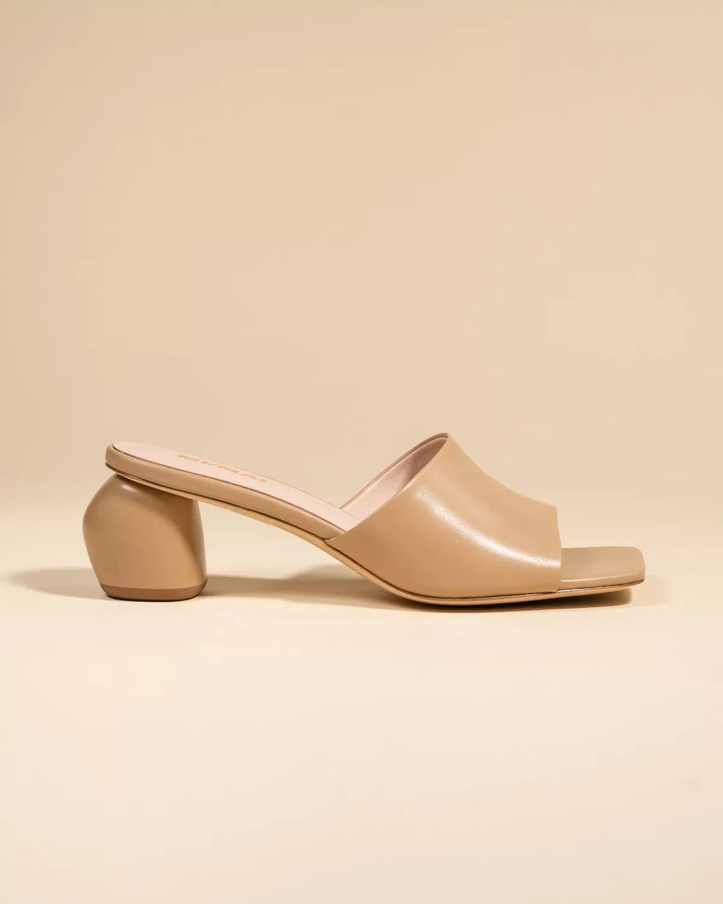Mule à petit talon en cuir beige Gemma Low Nude