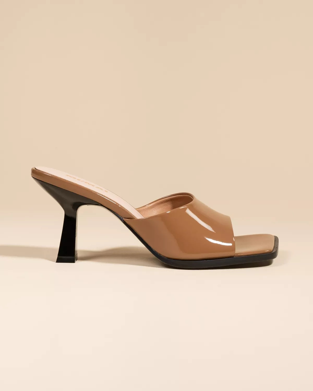 Mule à talon haut et bout carré en cuir verni beige Joya Nude Patent