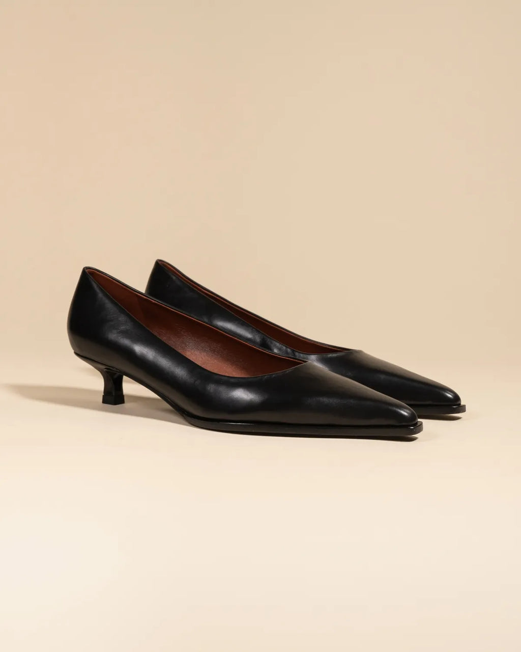 Escarpin à bout pointu et petit talon bobine en cuir noir Ray Black