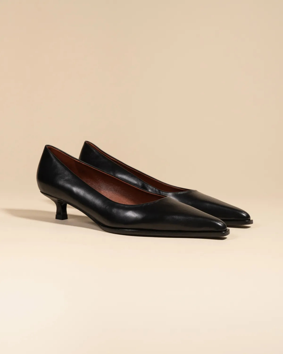 Escarpin à bout pointu et petit talon bobine en cuir noir Ray Black