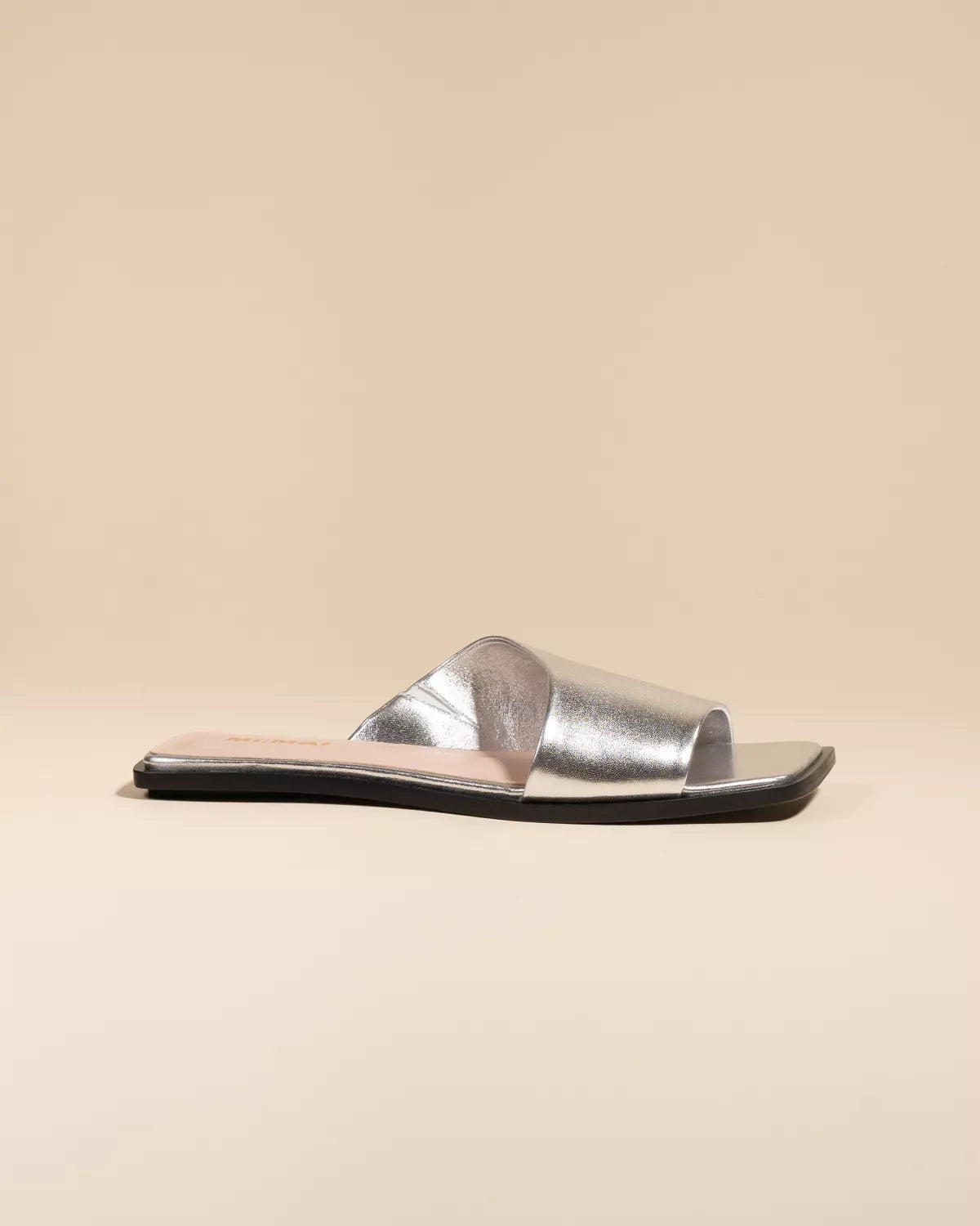 Nu-pied mule plate à large bride en cuir argenté Eero Silver