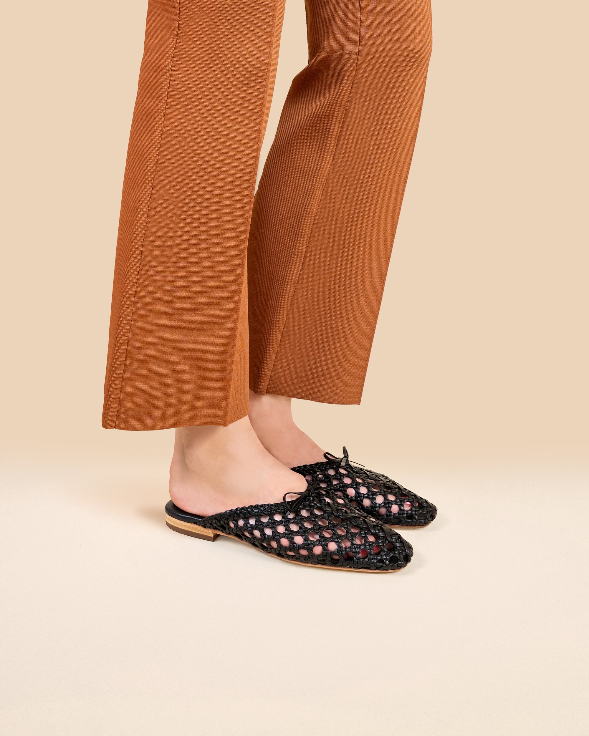 Mules plates en cuir tressé noir Lucian Black