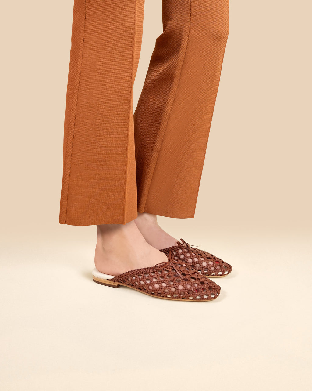 Mules plates en cuir tressé marron Lucian Brown