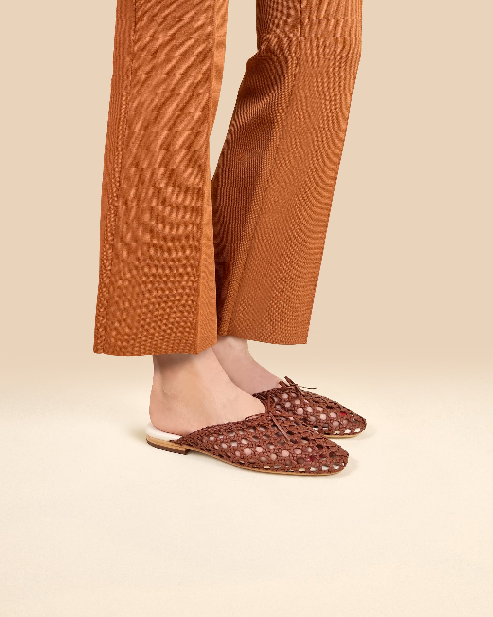 Mules plates en cuir tressé marron Lucian Brown