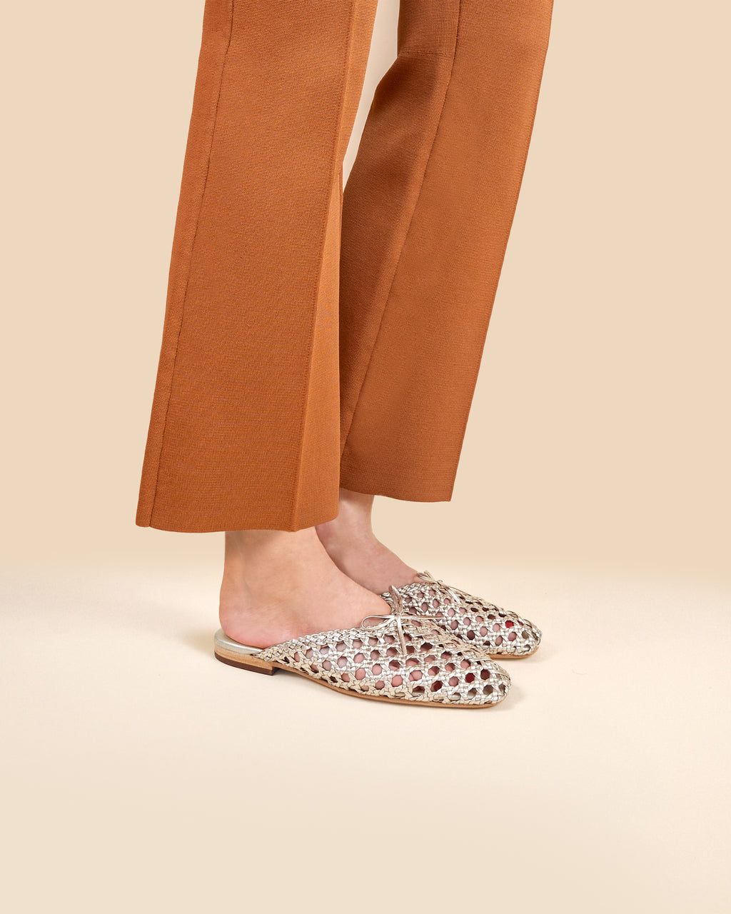 Mules plates en cuir tressé doré Lucian Gold