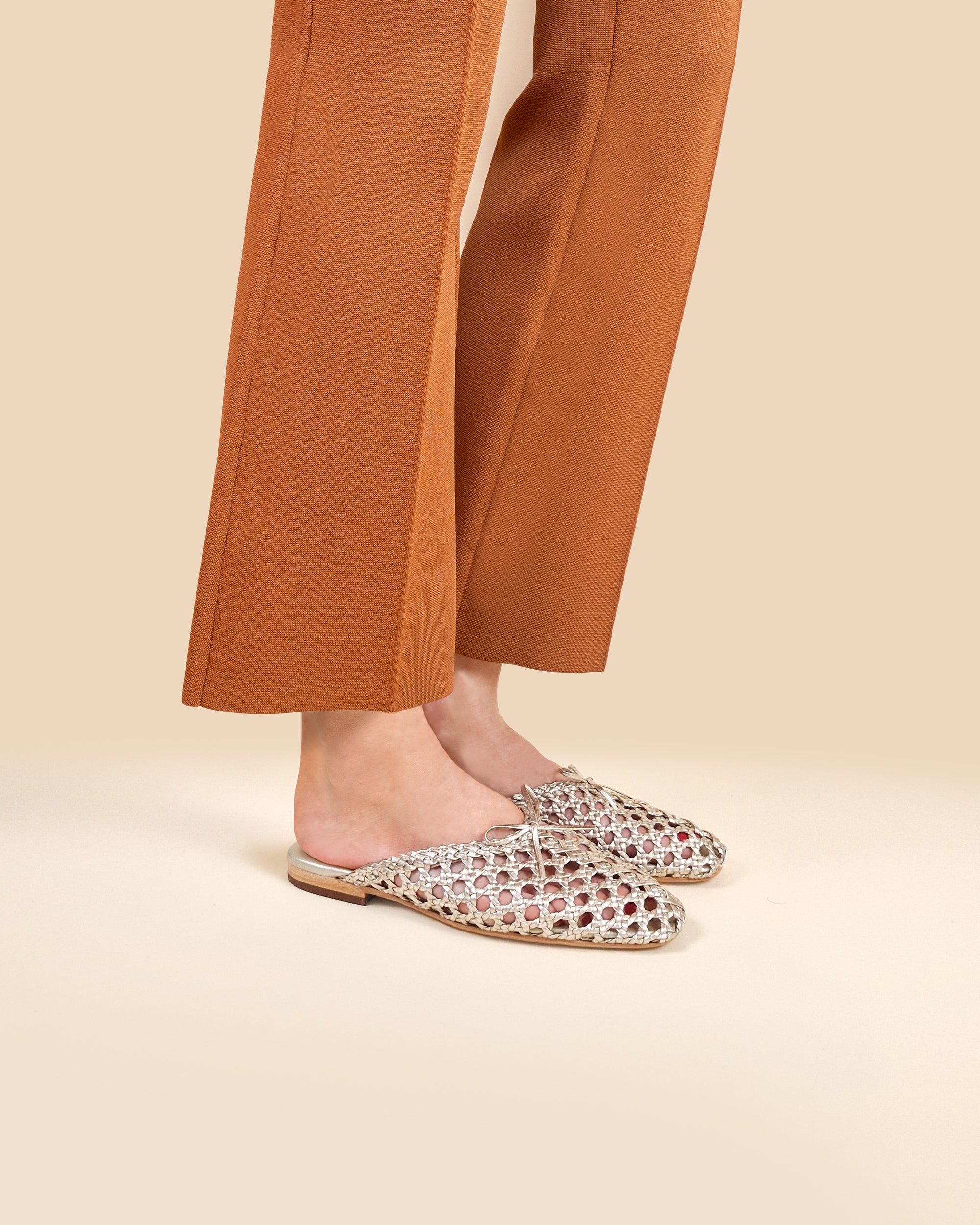 Mules plates en cuir tressé doré Lucian Gold