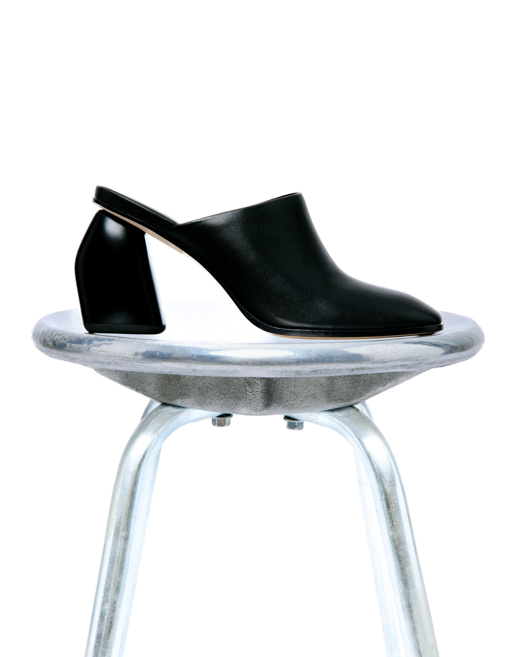 Mule sabot à talon haut en cuir noir Junya Black