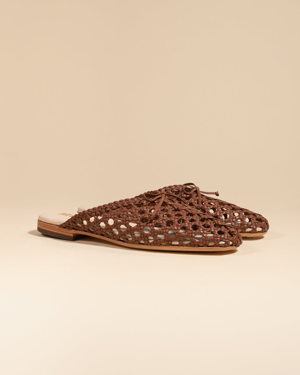 Mules plates en cuir tressé marron Lucian Brown
