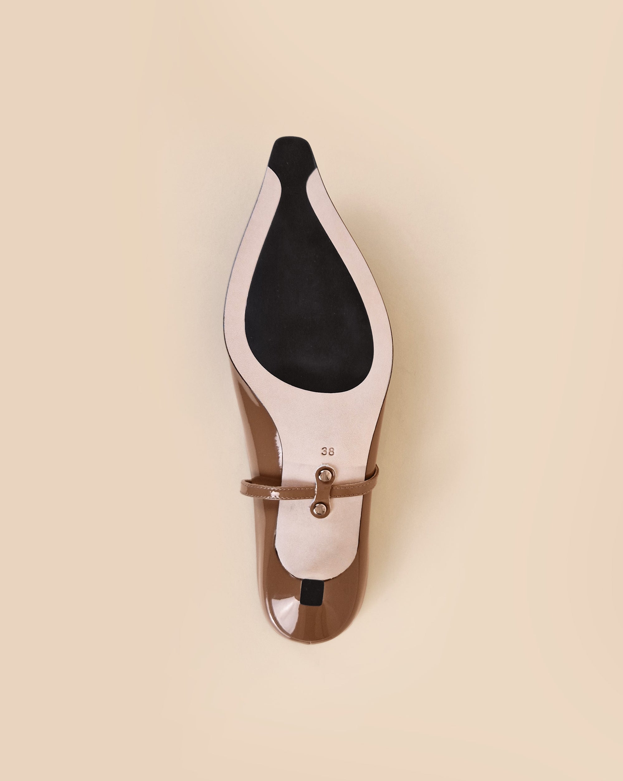 Escarpin-mule pointu et petit talon bobine en cuir verni marron Suzanne Nude Patent